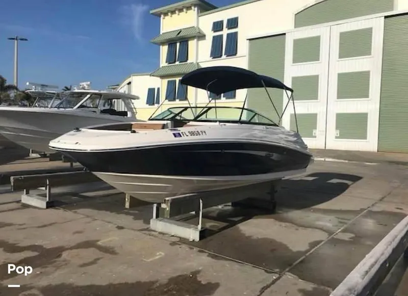 The Image of Sea Ray Sundeck 220 2015 - 0