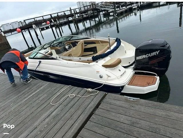 Slide: The Image of Sea Ray Sundeck 220 2015 - 16456535
