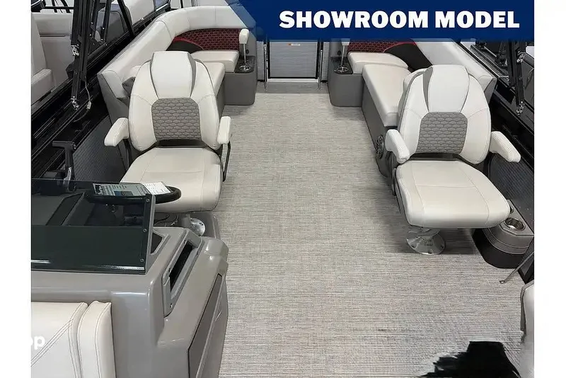 Slide: The Image of Qwest M-CLASS 8520 RLS-RT 2023 - 16208725