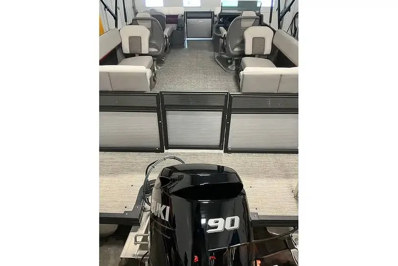 Slide: The Image of Qwest M-CLASS 8520 RLS-RT 2023 - 16208730