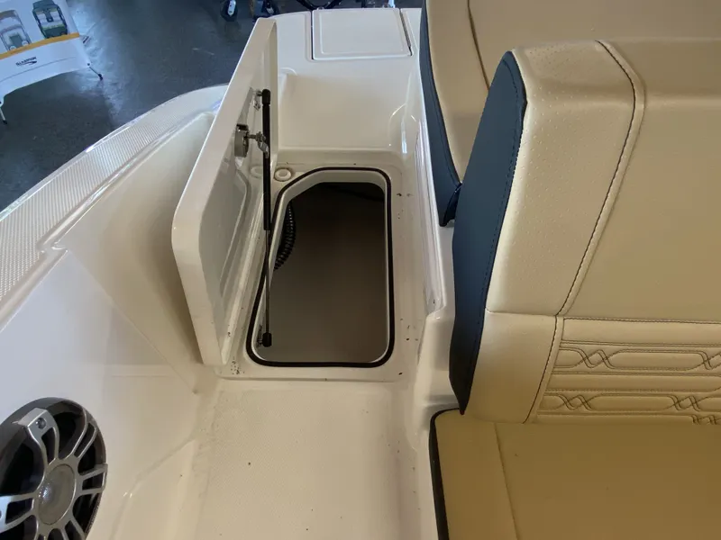 Slide: The Image of Sea Ray SPX 210 2024 - 13