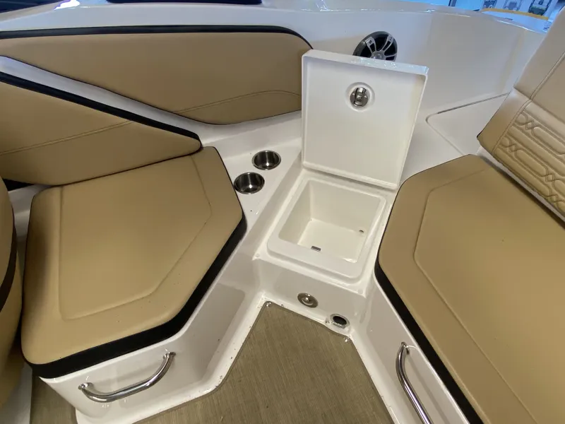 Slide: The Image of Sea Ray SPX 210 2024 - 15