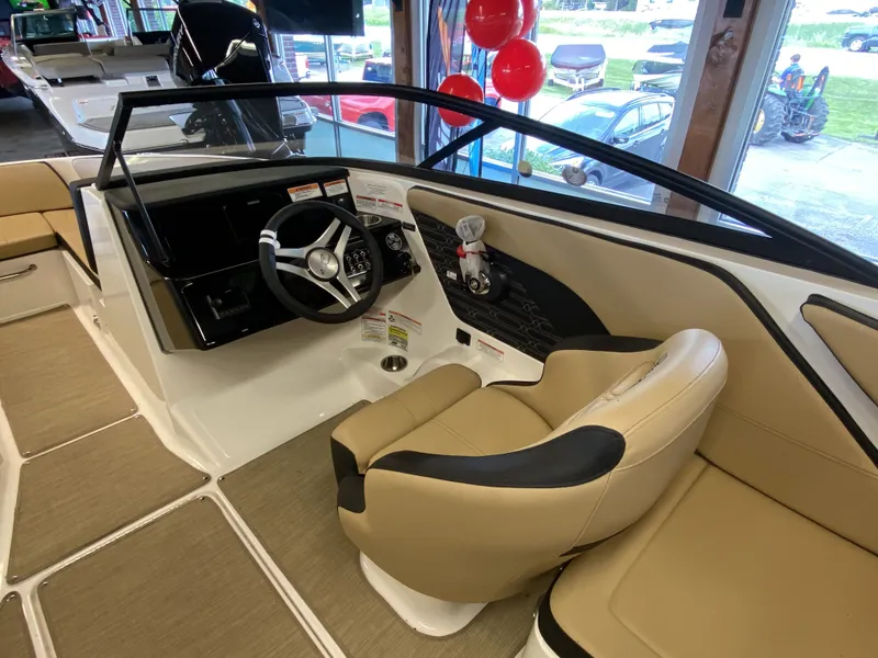 Slide: The Image of Sea Ray SPX 210 2024 - 9