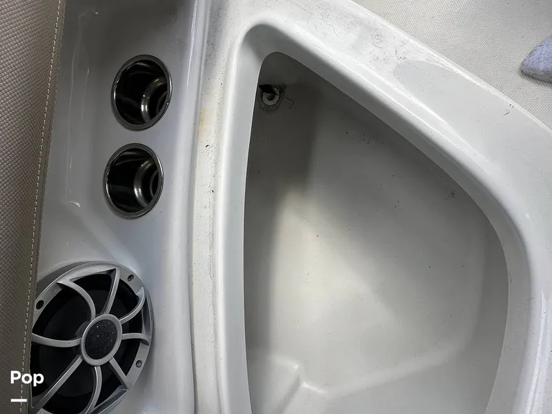 Slide: The Image of Crownline Boats E235XS 2023 - 16350037