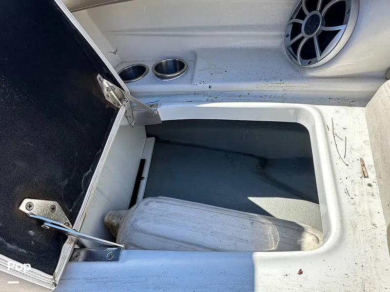 Slide: The Image of Crownline Boats E235XS 2023 - 16268952