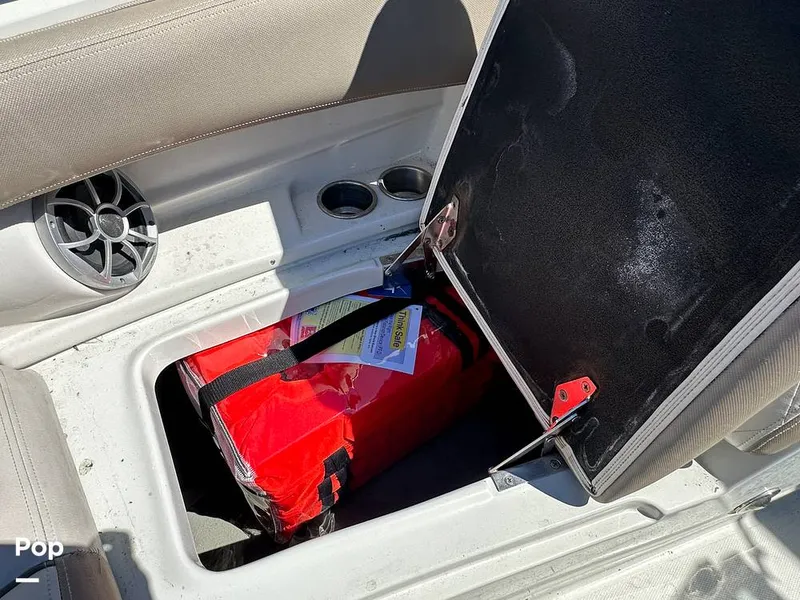 Slide: The Image of Crownline Boats E235XS 2023 - 16268953