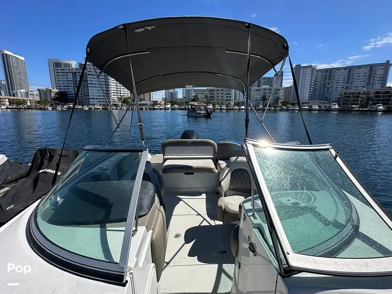 Slide: The Image of Crownline Boats E235XS 2023 - 16268957