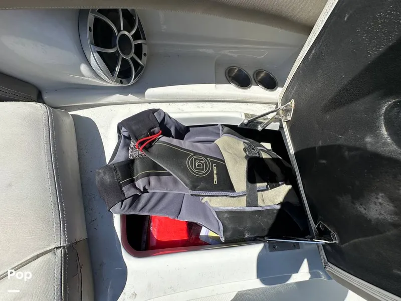 Slide: The Image of Crownline Boats E235XS 2023 - 16268984