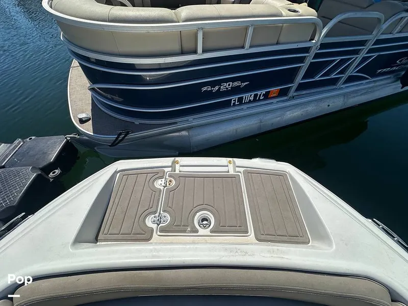 Slide: The Image of Crownline Boats E235XS 2023 - 16268988