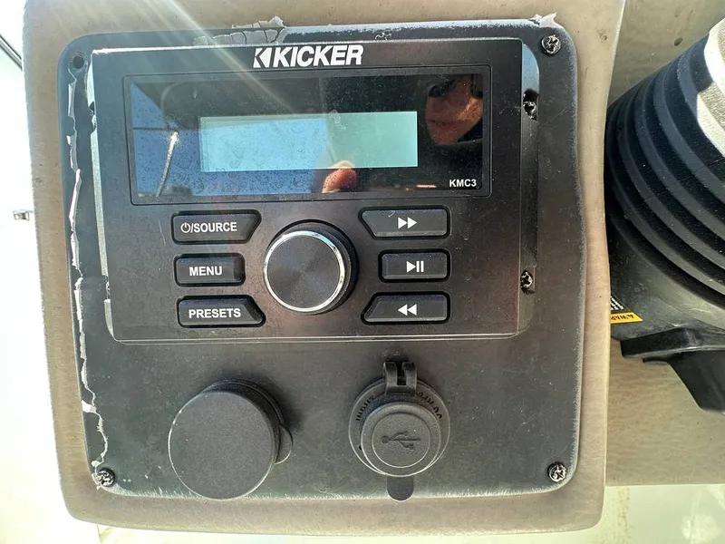 Slide: The Image of Crownline Boats E235XS 2023 - 16269004