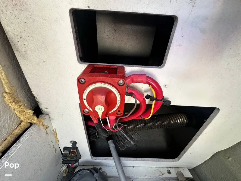 Slide: The Image of Crownline Boats E235XS 2023 - 16269014