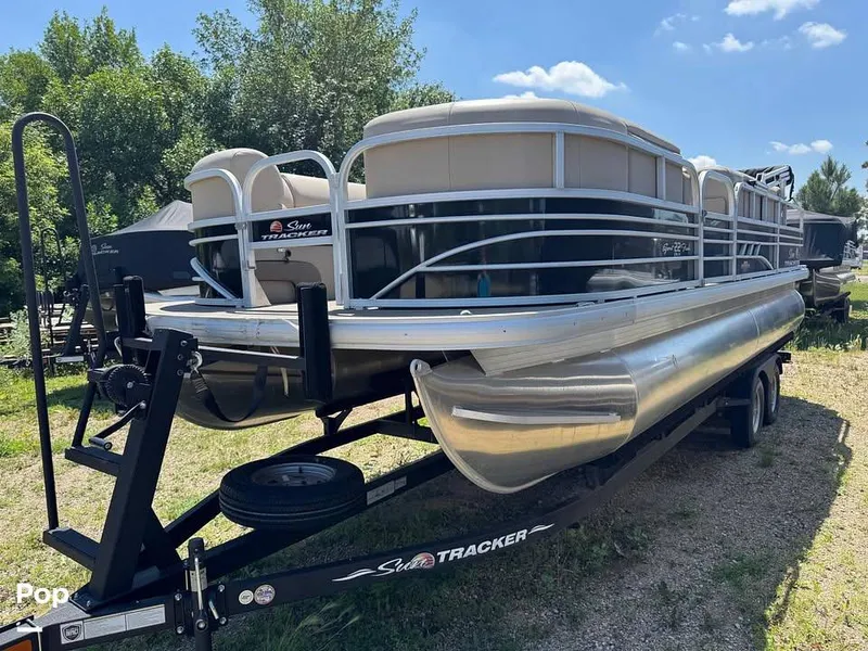 Slide: The Image of Sun Tracker 22 DLX 2023 - 16220229