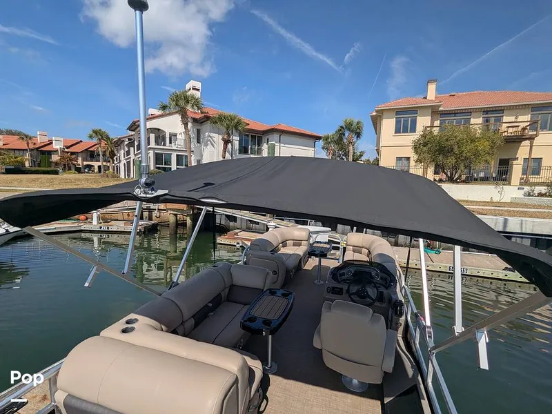 Slide: The Image of Sun Tracker 22 DLX 2023 - 16238607