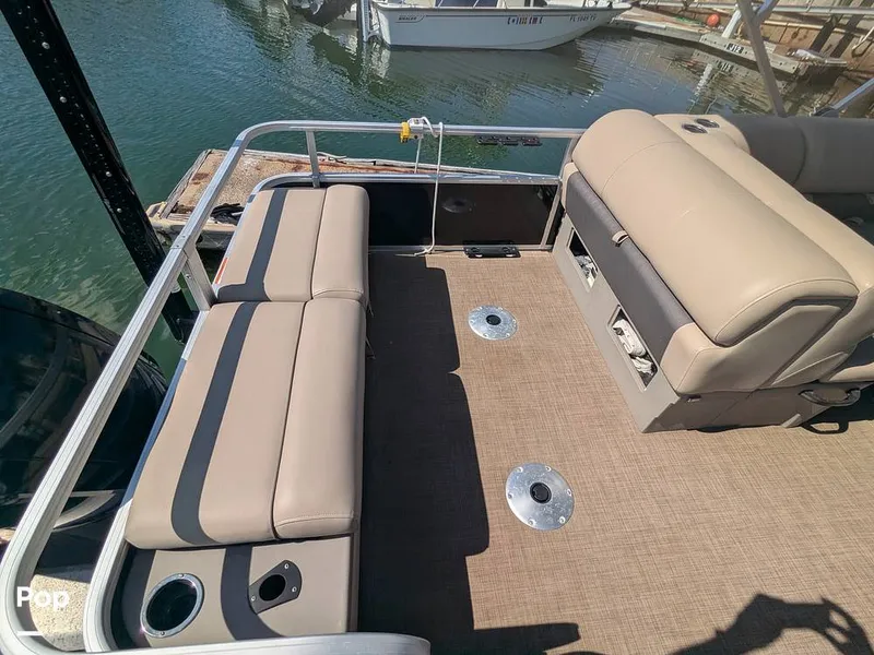 Slide: The Image of Sun Tracker 22 DLX 2023 - 16238606