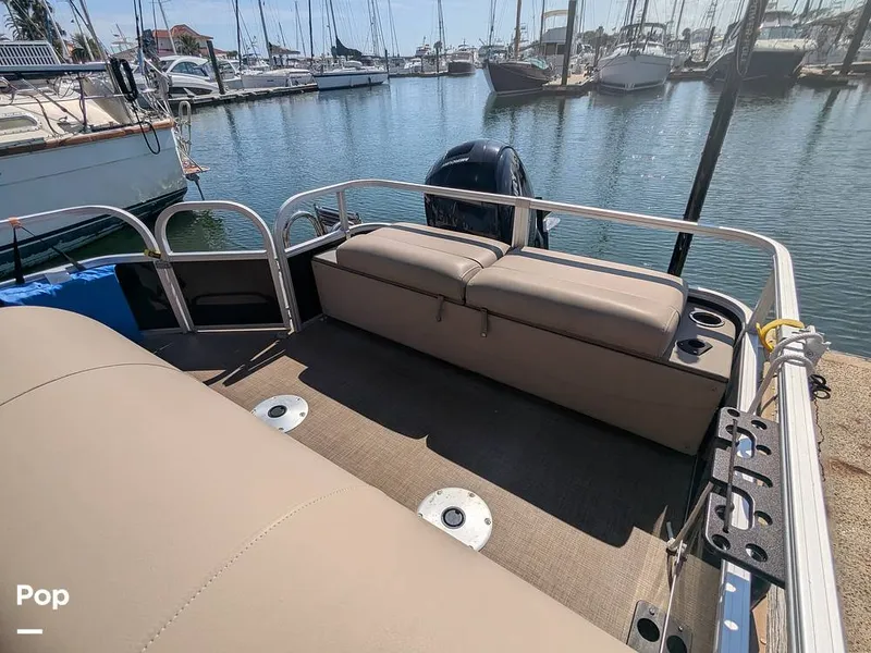 Slide: The Image of Sun Tracker 22 DLX 2023 - 16238599