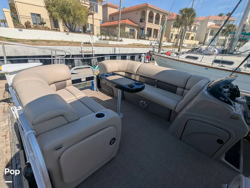 Slide: The Image of Sun Tracker 22 DLX 2023 - 16238598