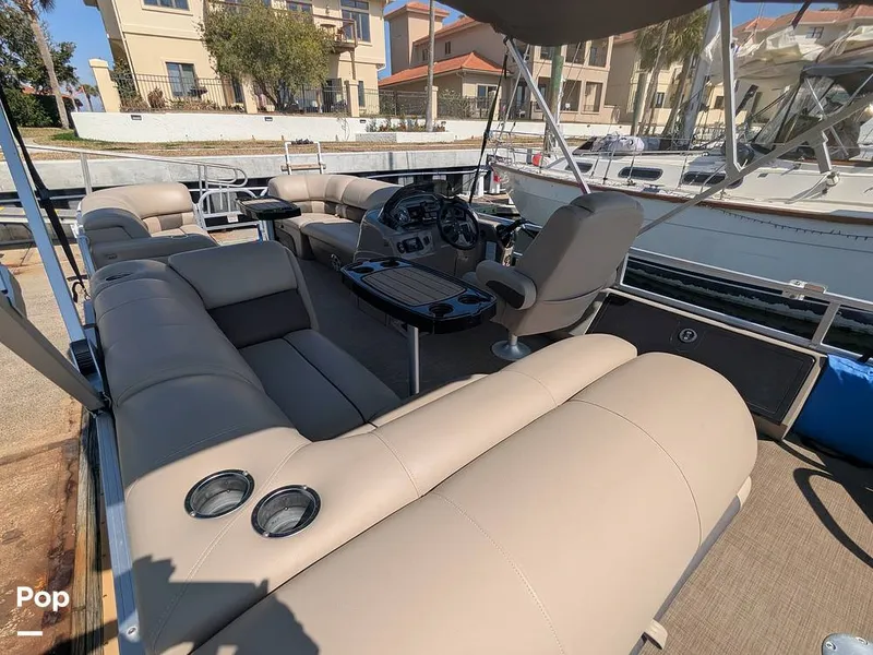 Slide: The Image of Sun Tracker 22 DLX 2023 - 16238596