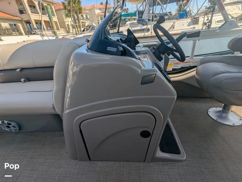 Slide: The Image of Sun Tracker 22 DLX 2023 - 16238368