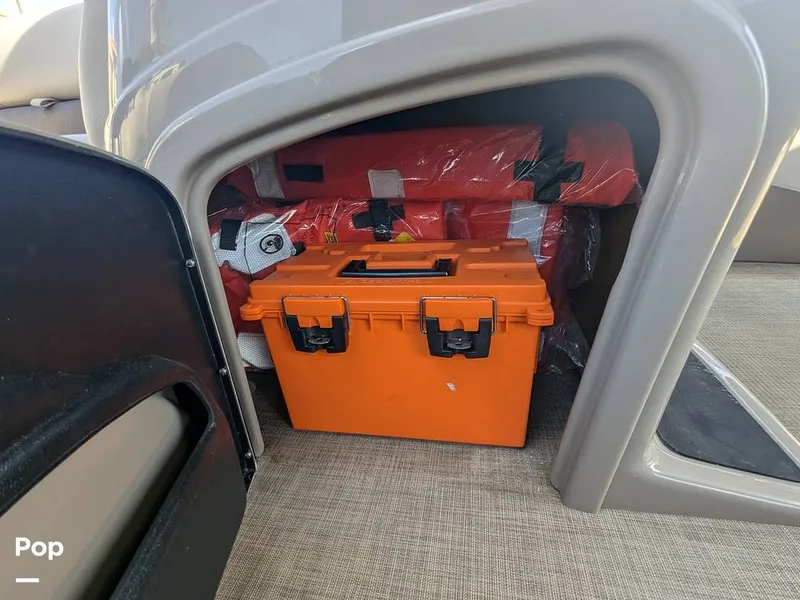 Slide: The Image of Sun Tracker 22 DLX 2023 - 16238369