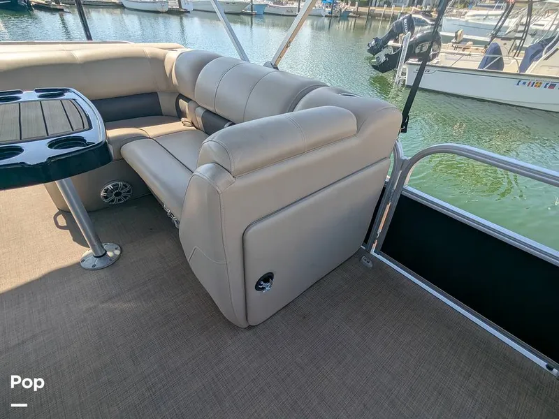 Slide: The Image of Sun Tracker 22 DLX 2023 - 16238370