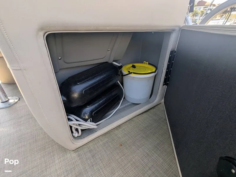 Slide: The Image of Sun Tracker 22 DLX 2023 - 16238371