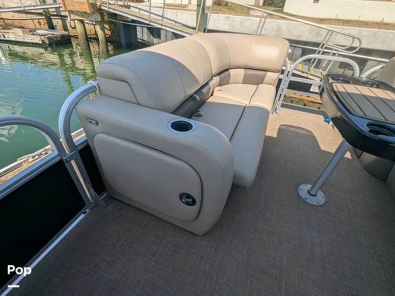 Slide: The Image of Sun Tracker 22 DLX 2023 - 16238372