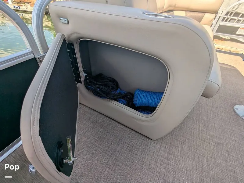 Slide: The Image of Sun Tracker 22 DLX 2023 - 16238373