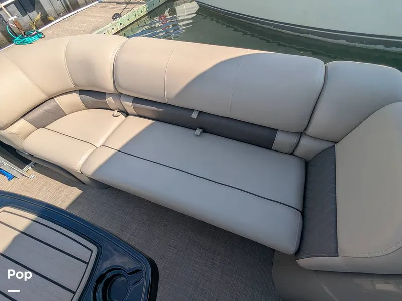 Slide: The Image of Sun Tracker 22 DLX 2023 - 16238374