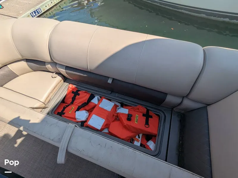 Slide: The Image of Sun Tracker 22 DLX 2023 - 16238375