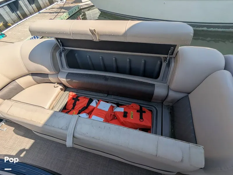 Slide: The Image of Sun Tracker 22 DLX 2023 - 16238376