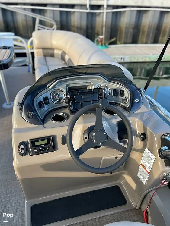 Slide: The Image of Sun Tracker 22 DLX 2023 - 16220350