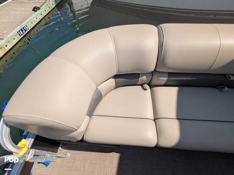 Slide: The Image of Sun Tracker 22 DLX 2023 - 16238377