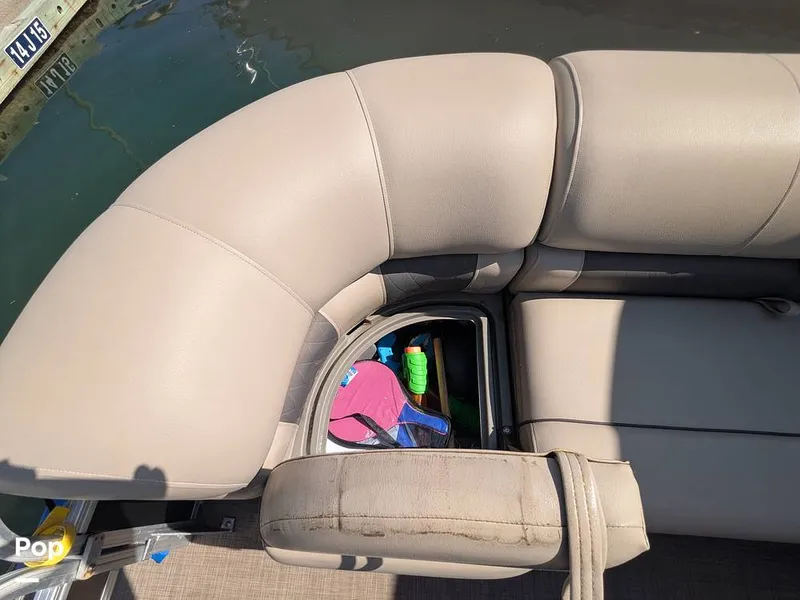 Slide: The Image of Sun Tracker 22 DLX 2023 - 16238378