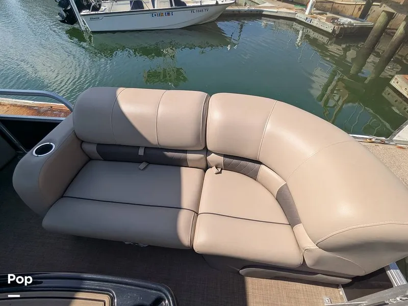 Slide: The Image of Sun Tracker 22 DLX 2023 - 16238379