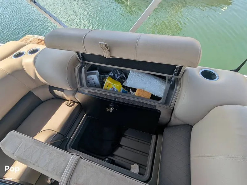 Slide: The Image of Sun Tracker 22 DLX 2023 - 16238382