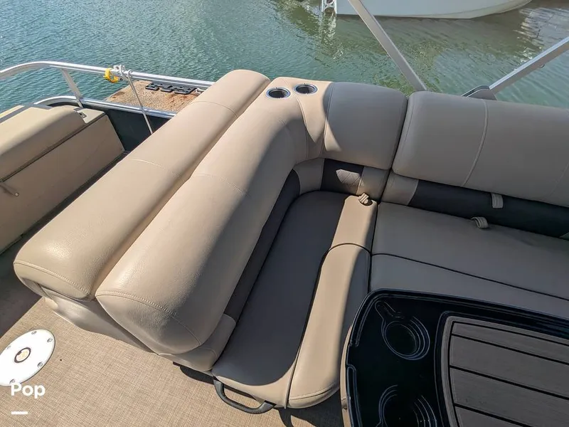 Slide: The Image of Sun Tracker 22 DLX 2023 - 16238383