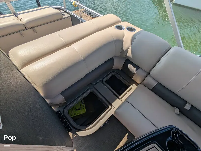 Slide: The Image of Sun Tracker 22 DLX 2023 - 16238384