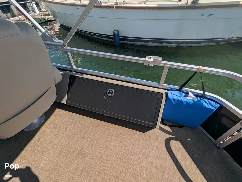 Slide: The Image of Sun Tracker 22 DLX 2023 - 16238385