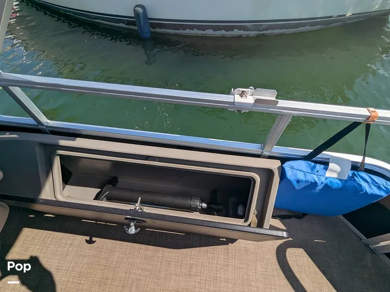 Slide: The Image of Sun Tracker 22 DLX 2023 - 16238386