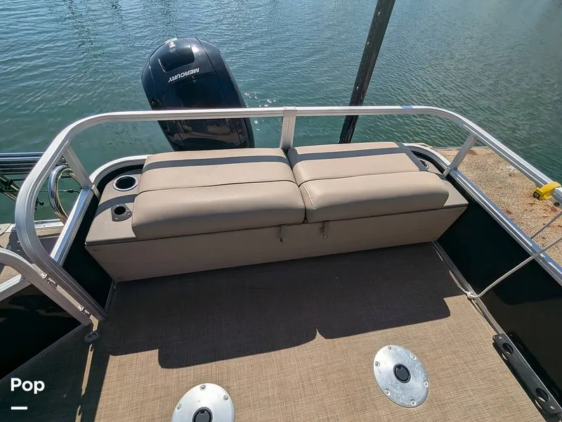 Slide: The Image of Sun Tracker 22 DLX 2023 - 16238387