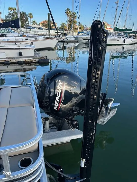 Slide: The Image of Sun Tracker 22 DLX 2023 - 16220345