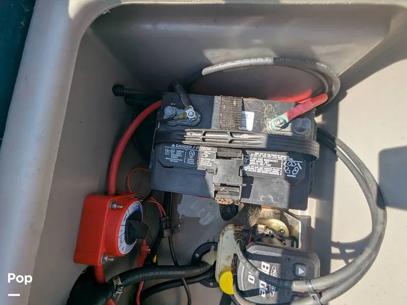 Slide: The Image of Sun Tracker 22 DLX 2023 - 16238390