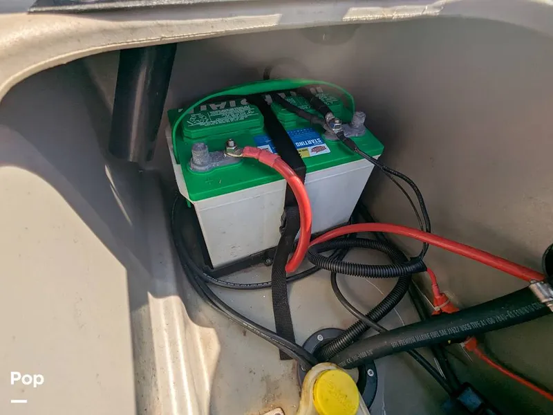 Slide: The Image of Sun Tracker 22 DLX 2023 - 16238391