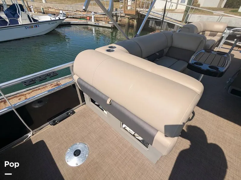 Slide: The Image of Sun Tracker 22 DLX 2023 - 16238393