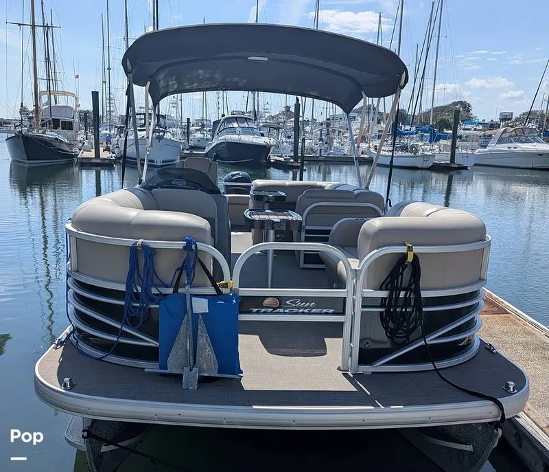 Slide: The Image of Sun Tracker 22 DLX 2023 - 16238590