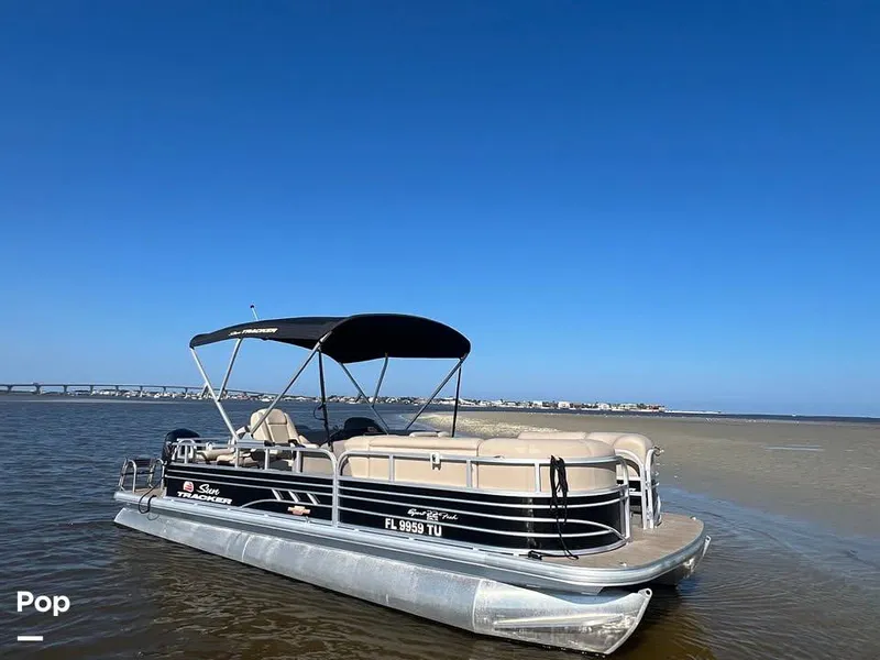 Slide: The Image of Sun Tracker 22 DLX 2023 - 16220349