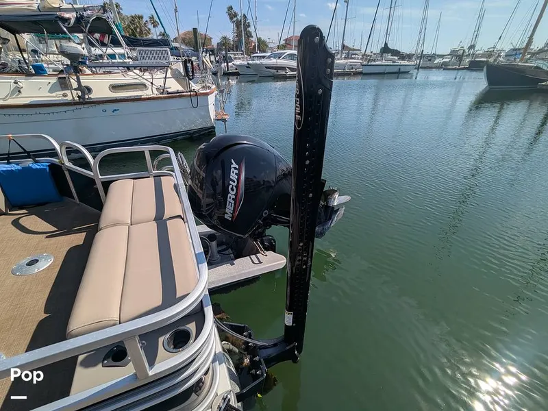 Slide: The Image of Sun Tracker 22 DLX 2023 - 16238594