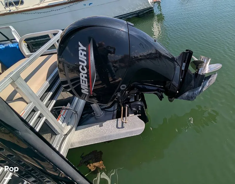 Slide: The Image of Sun Tracker 22 DLX 2023 - 16238612