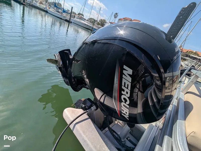 Slide: The Image of Sun Tracker 22 DLX 2023 - 16238621