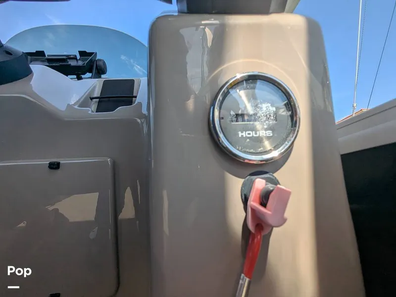 Slide: The Image of Sun Tracker 22 DLX 2023 - 16238367